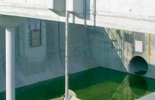 Weedless-V zijdelingse montage op betonnen brug